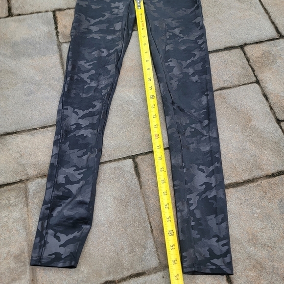 Spanx Faux Leather Camo Leggings M - Picture 4 of 9